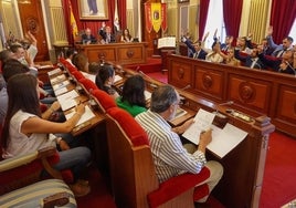 Los concejales votan durante el pleno de organización del Ayuntamiento el 22 de junio.