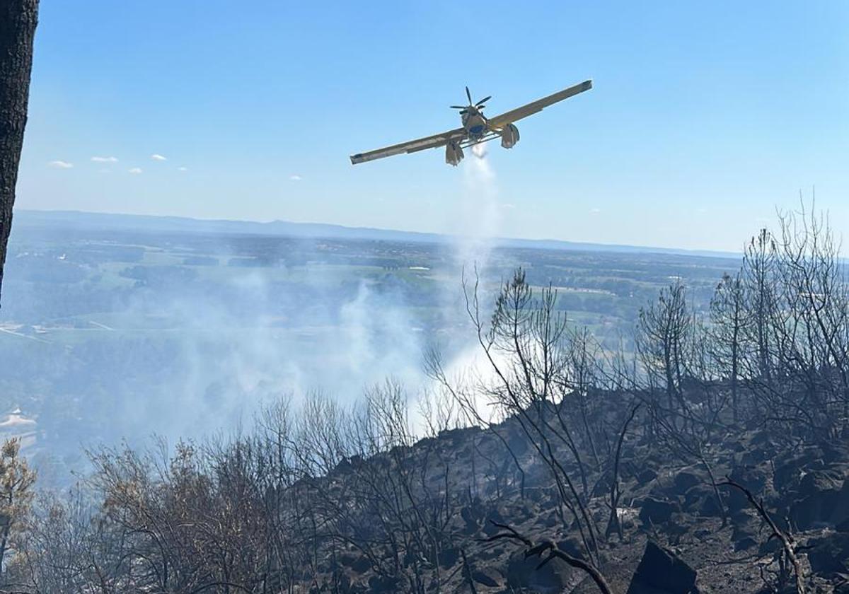 Un avión descargar agua en el incendio de Valverde de la Vera.