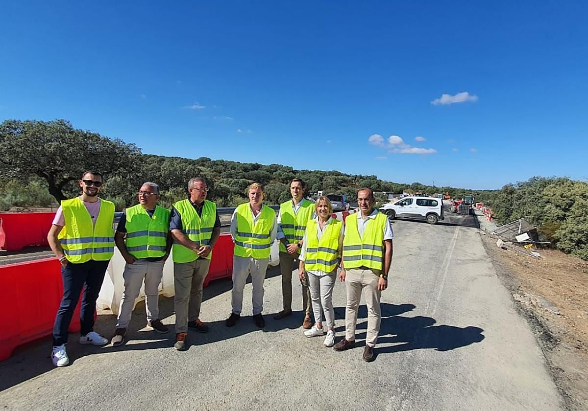 Representantes del Partido Popular extremeño visitaron ayer la zona del socavón.