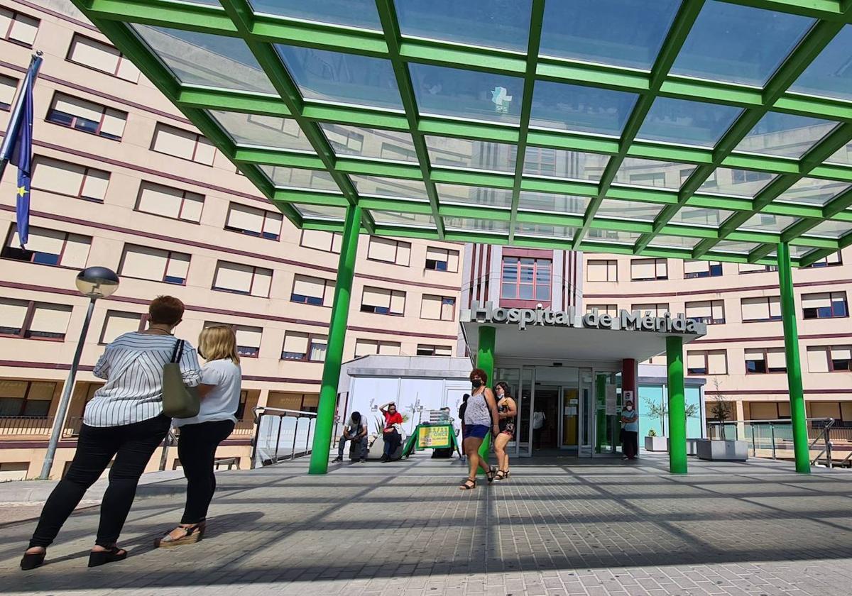 Exterior del hospital de Mérida, donde fueron trasladadas las heridas.