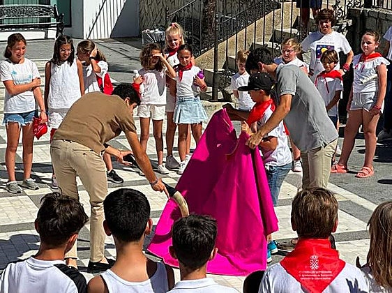 Encuentro de «El Meya» con los niños de Barcarrota