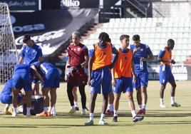 Los jugadores del Mérida, de pretemporada en el Romano.