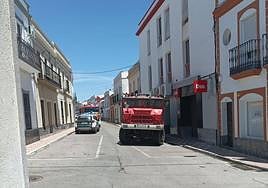 Efectivos de emergencias en la avenida de Extremadura en Oliva de la Frontera, donde se registró el suceso.