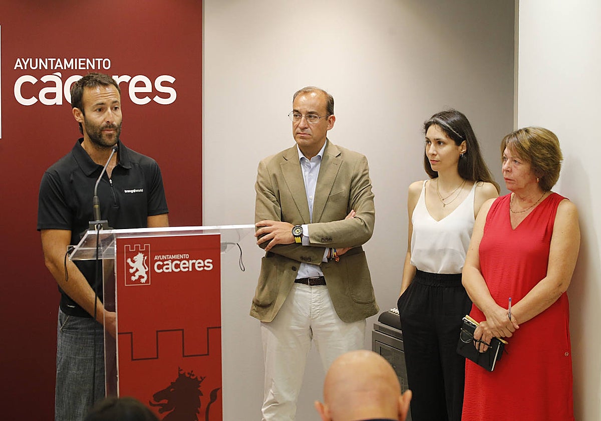 Rafael Mateos se reunió ayer con tres representantes de la plataforma Salvemos la Montaña.