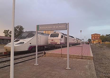 Imagen secundaria 1 - Los pasajeros con destino a Cáceres y Plasencia han tomado otro tren a las 21.00 horas; el Alvia averiado junto al Talgo en el que han reubicado a los usuarios de Mérida y Badajoz y el interior del Talgo. 