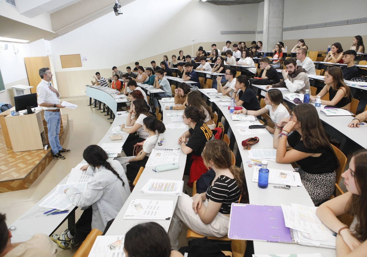 Estudiantes haciendo un examen de la EBAU durante este año.