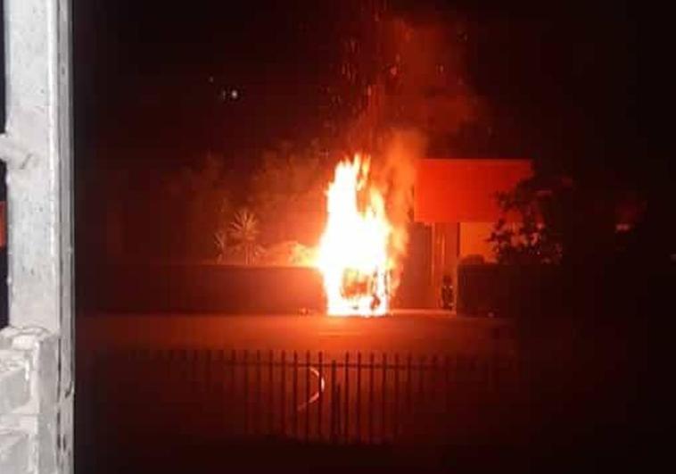 Imagen del fuego que se registró anoche en el interior del recinto del colegio.