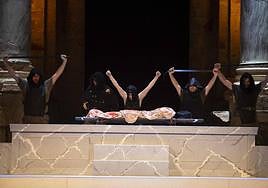 Personajes de Roma. En el escenario del Teatro Romano se interpreta a Julio César, Coriolanus o Marco antonio.