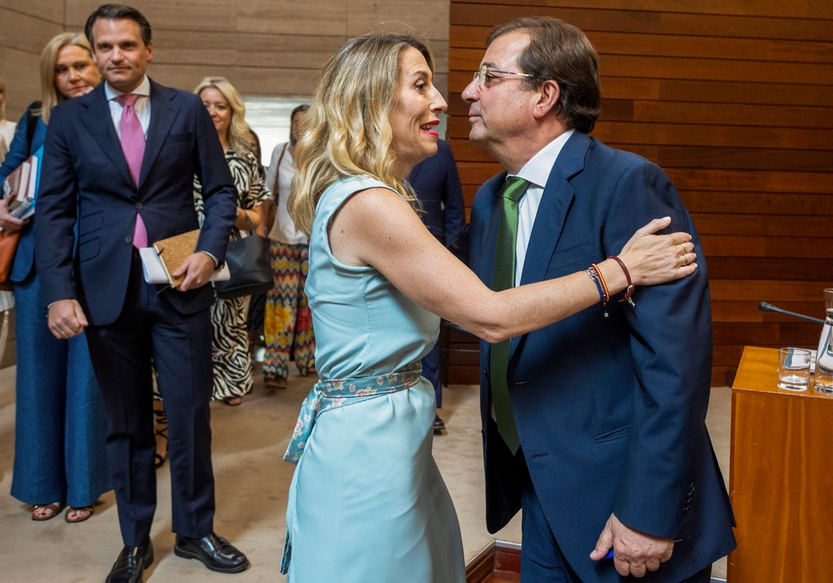 María Guardiola y Guillermo Fernández Vara se saludan en la Asamblea.