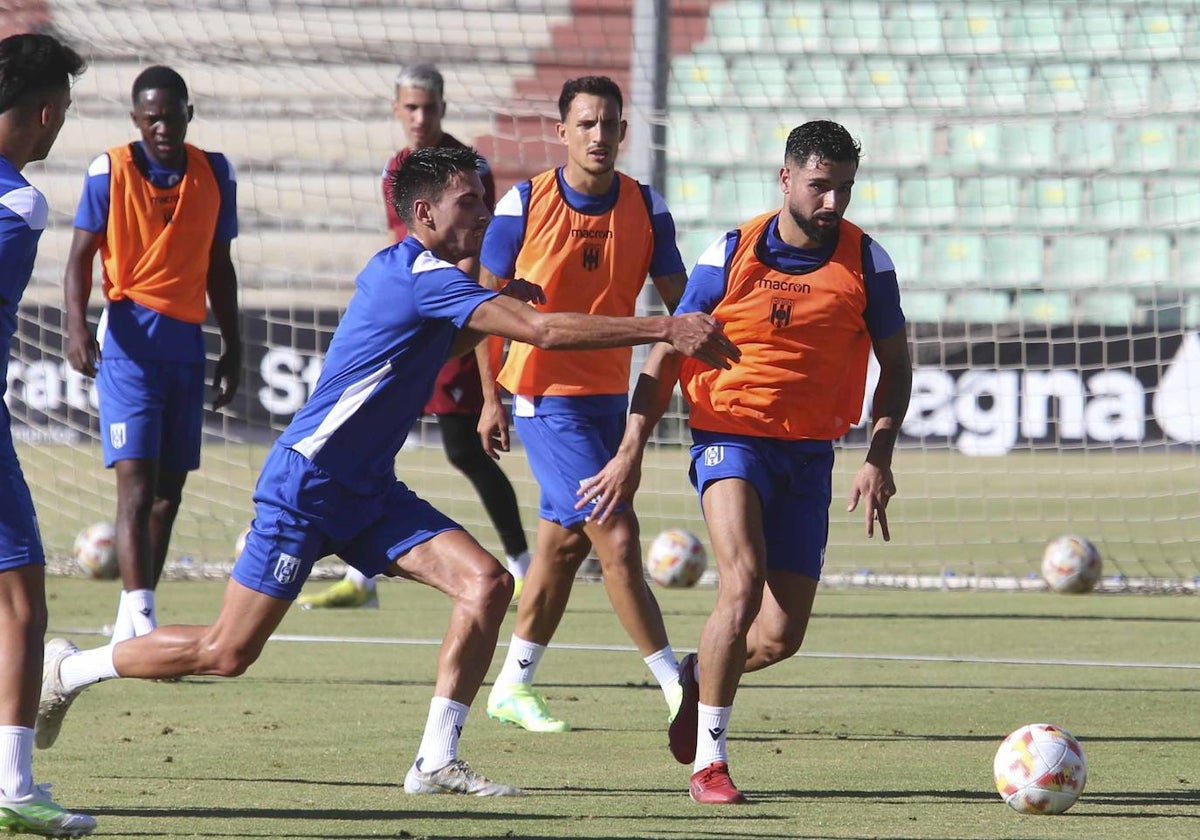 Los jugadores del Mérida en una sesión de la pretemporada en los campos federativos.