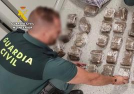 Detenido tras lanzar una bolsa con hachís en un control de la Guardia Civil en Extremadura