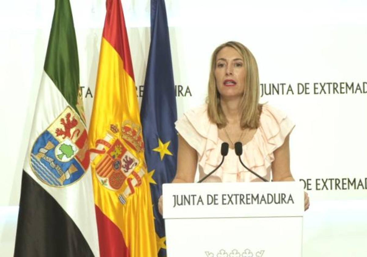 La presidenta de la Junta de Extremadura, María Guardiola, este jueves en rueda de prensa.