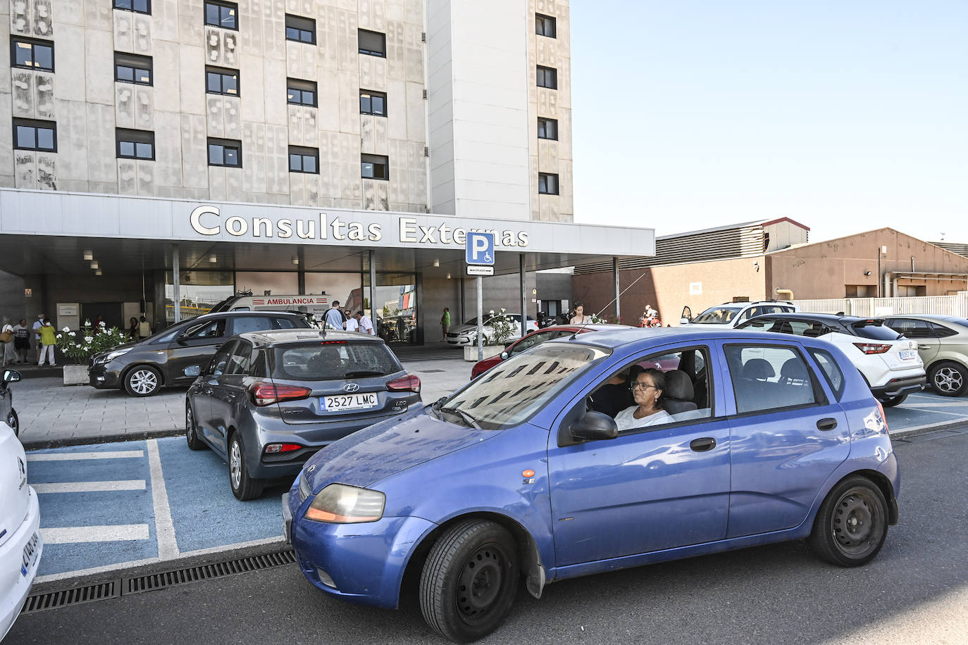 Imagen secundaria 2 - La falta de aparcamiento provoca atascos en las consultas del Universitario