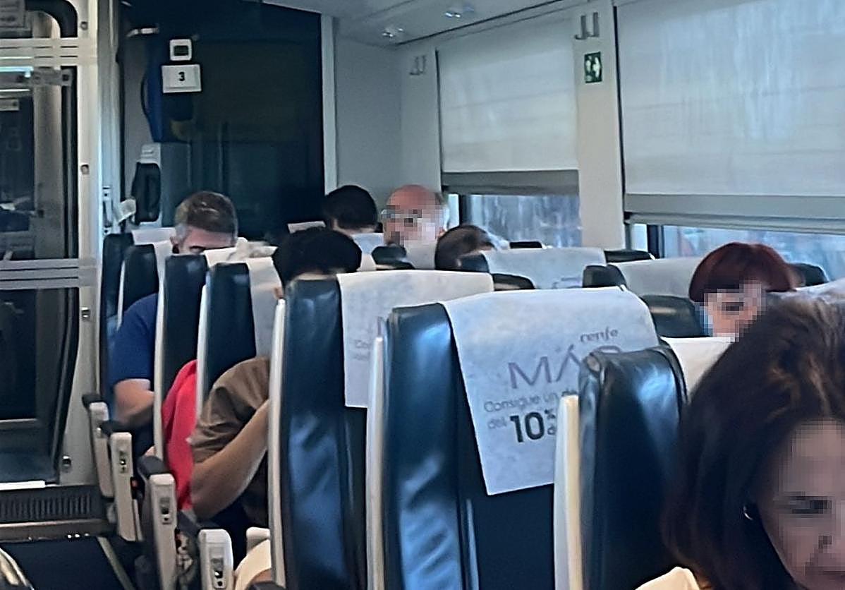 Imagen del interior del tren tras la salida de Atocha con una hora de retraso.