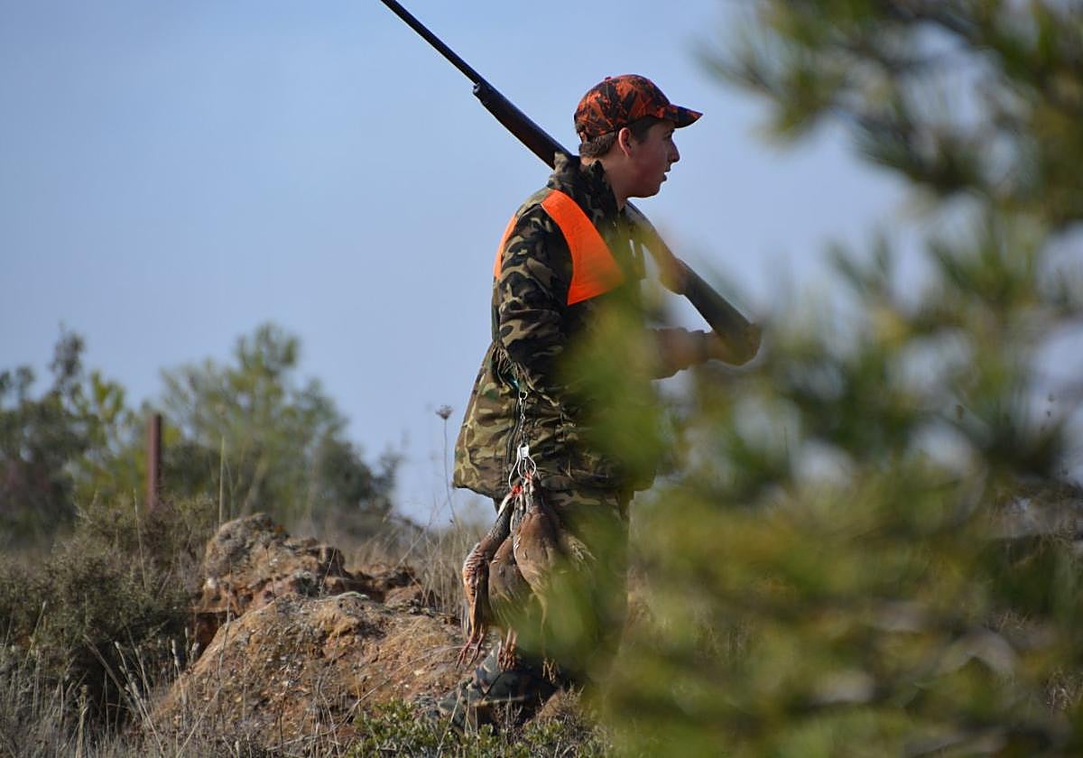 Hay que acreditar conocimientos y aptitudes de caza.