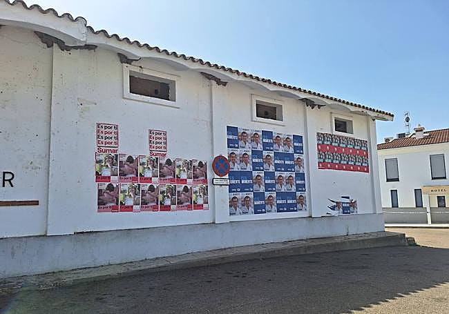 Carteles electorales en el almacén municipal de la carretera.