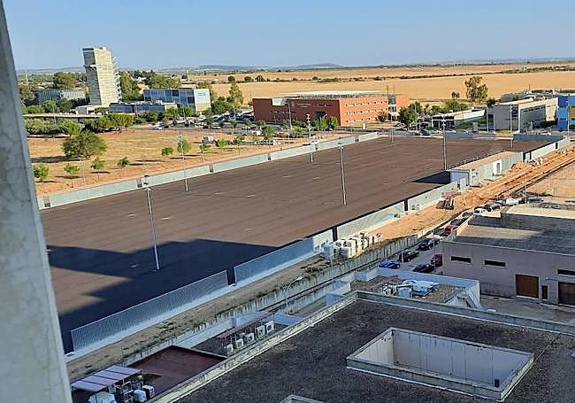 El SES ha construido un parking asfaltado junto a las Consultas Externas. Se estima que este nuevo área de aparcamiento, que ya debería estar prestando servicio, tendrá alrededor de 700 plazas.