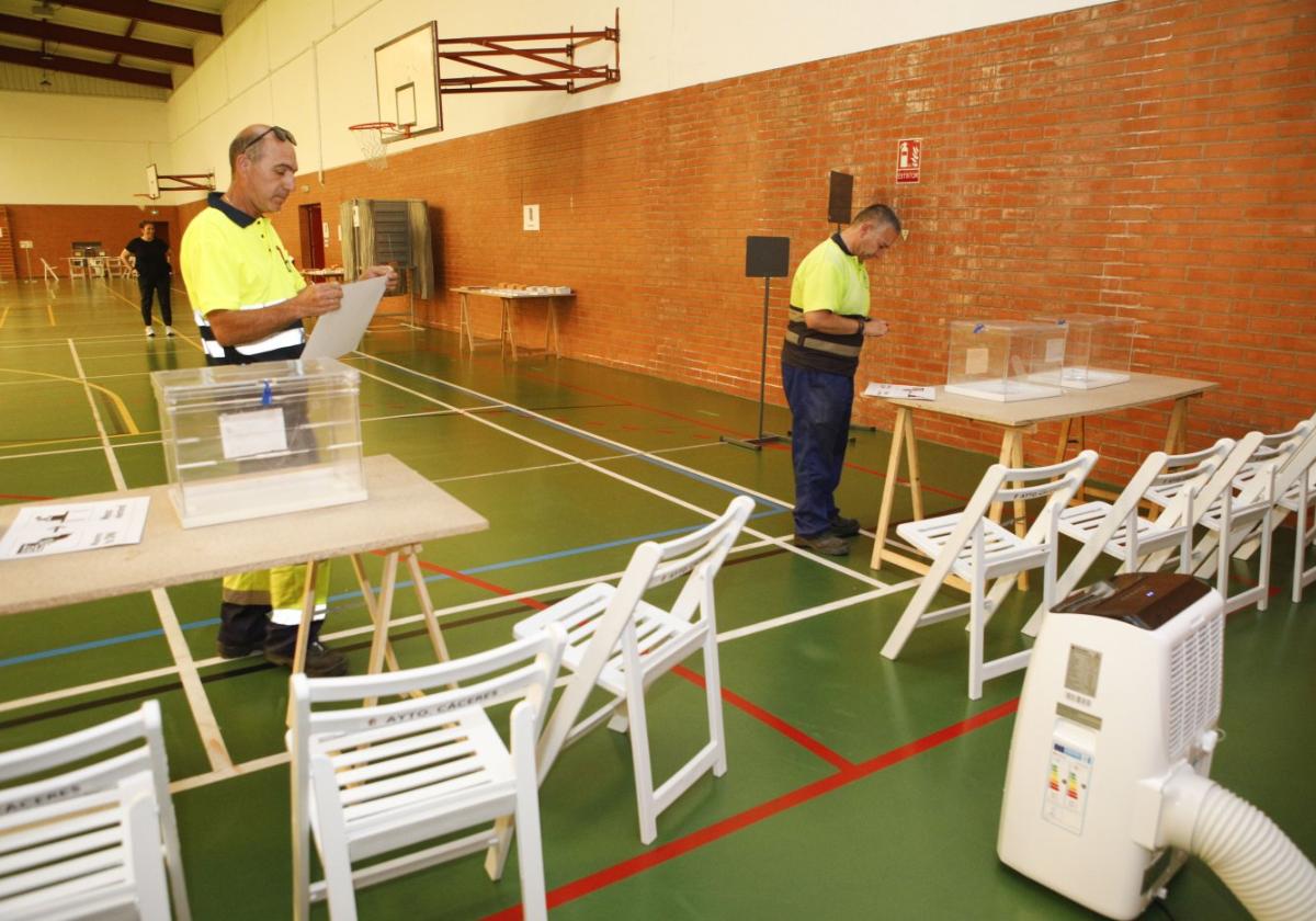 Preparativos en el pabellón del colegio Moztezuma de Cáceres para la jornada de votación de hoy.