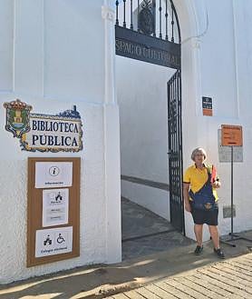 Imagen secundaria 2 - Arriba, componentes de las mesas e interventores de partidos. Abajo, Luisa Guerrero, la cartera local, tras llevarel voto por correo.