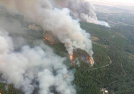 Imágenes del incendio en la garganta de Minchones, en Villanueva de la Vera