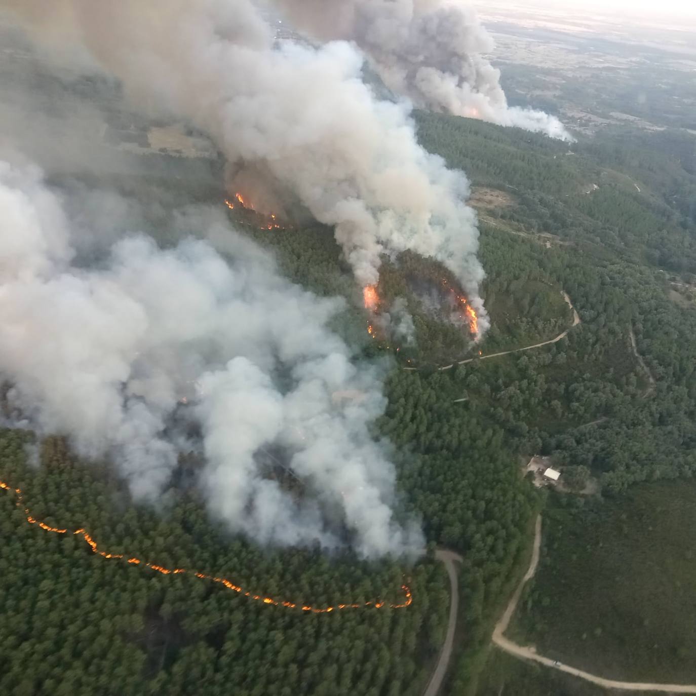 Imágenes del incendio en la garganta de Minchones, en Villanueva de la Vera