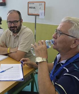 Imagen secundaria 2 - De la playa a las urnas: votantes en bañador y suplentes en los colegios pacenses
