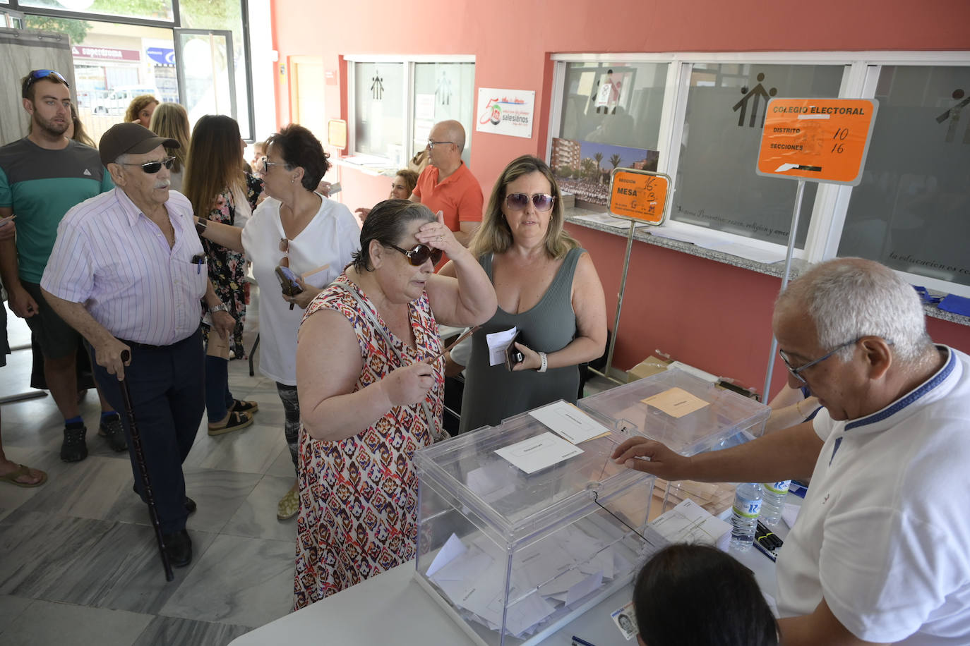 Imagen principal - De la playa a las urnas: votantes en bañador y suplentes en los colegios pacenses
