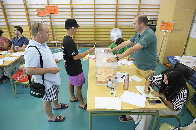 José MAnuel Rodríguez y su hijo votan en el colegio Enrique Segura antes de ir a la piscina