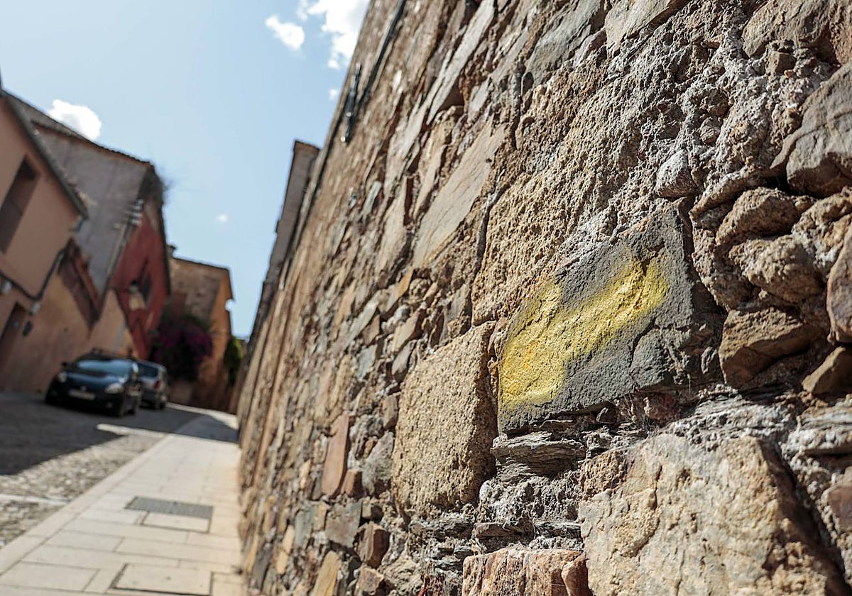 Una de las fechas amarillas aparecidas en la Cuesta del Marqués, en la Ciudad Monumental.