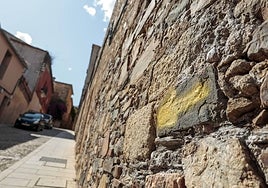 Una de las fechas amarillas aparecidas en la Cuesta del Marqués, en la Ciudad Monumental.