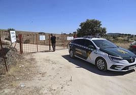 La guardia civil, este martes, junto a la entrada de la finca Cuarto de la Charca, cerca de Proserpina, en Mérida.