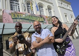 Bouba Cámara, del equipo de producción del festival, junto Javier Pulpo, director de Extremareggae junto a Paloma Pascua, vocalista y líder de Asina Önde.