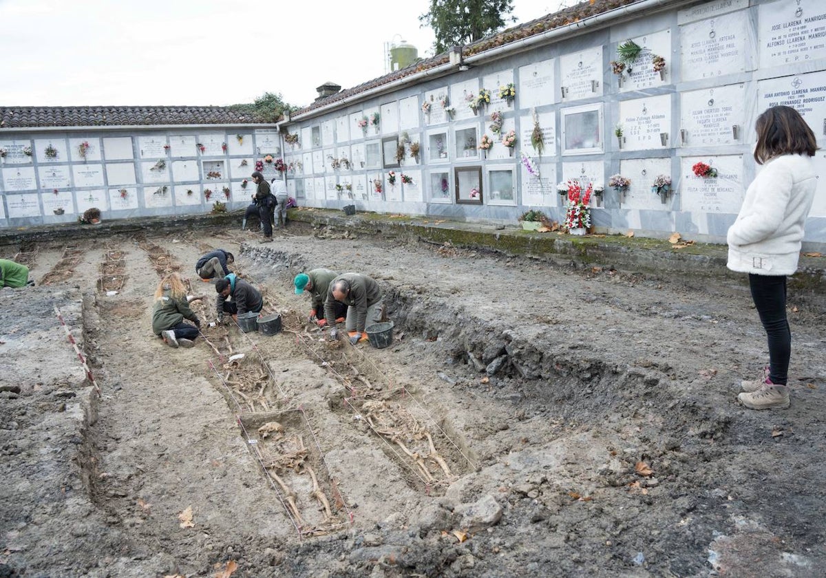 Tareas de exhumación de restos en el cementerio de Orduña, el pasado diciembre.