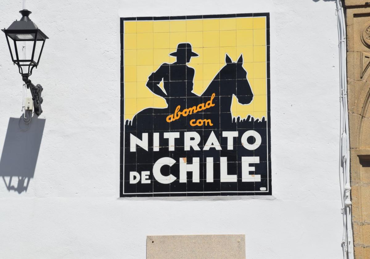 Cartel cerámico de nitrato de Chile que todavía se conserva en Trujillo, un clásico de la publicidad.