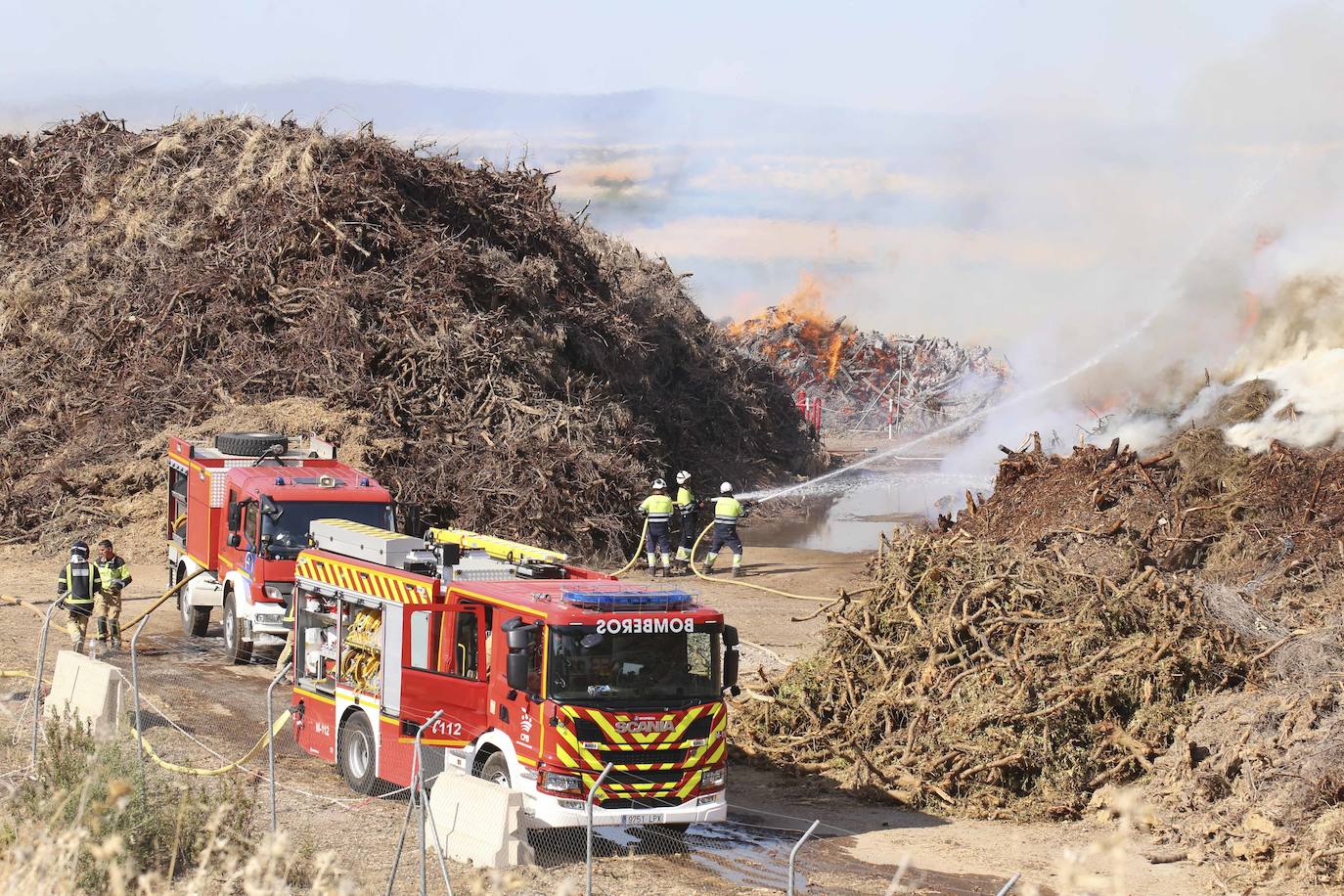 Así luchan los bomberos contra las llamas en la planta de Biomasa de Mérida (II)