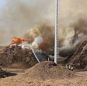 Así luchan los bomberos contra las llamas en la planta de Biomasa de Mérida (II)