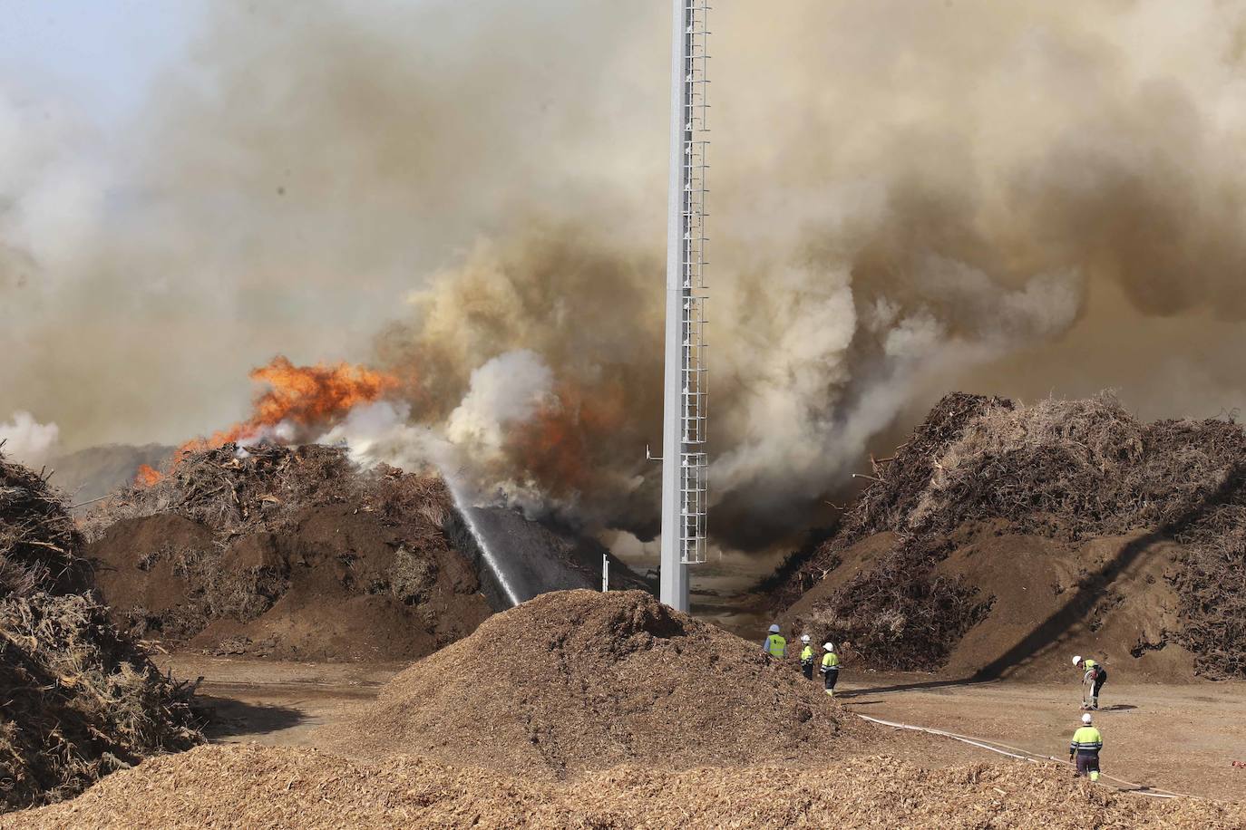 Así luchan los bomberos contra las llamas en la planta de Biomasa de Mérida (II)