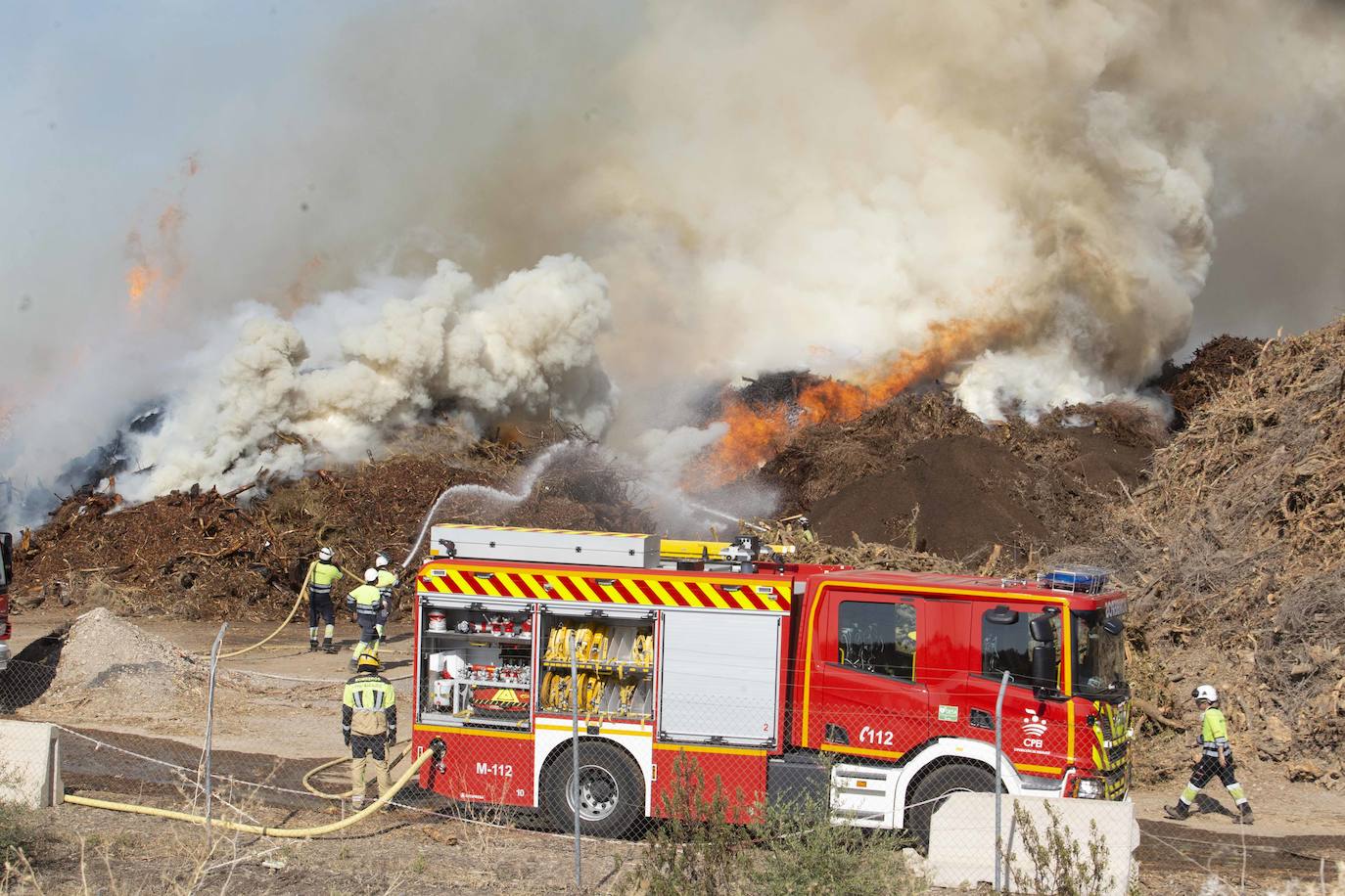 Así luchan los bomberos contra las llamas en la planta de Biomasa de Mérida (II)