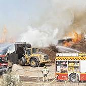 Así luchan los bomberos contra las llamas en la planta de Biomasa de Mérida (I)