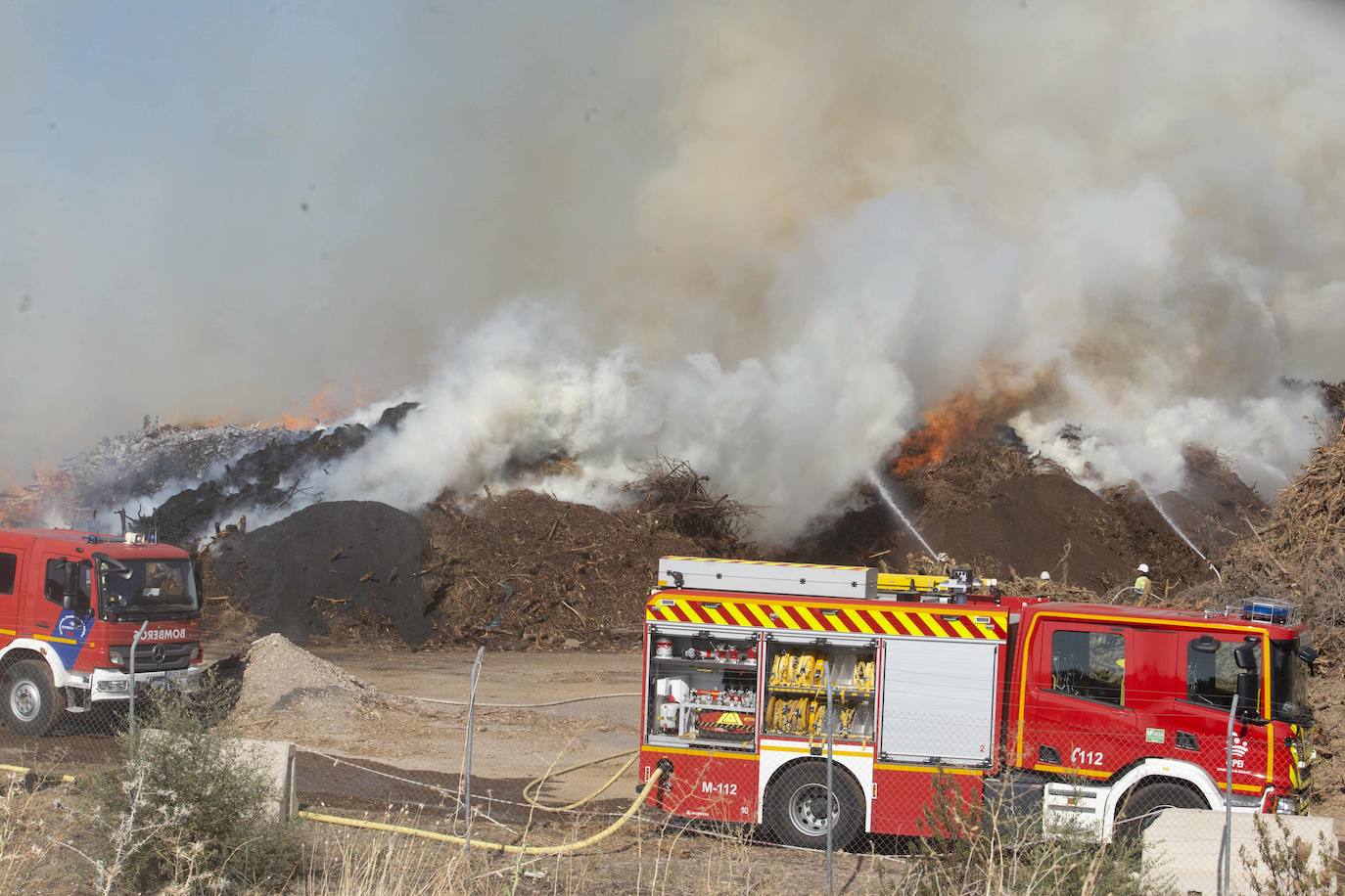 Así luchan los bomberos contra las llamas en la planta de Biomasa de Mérida (II)