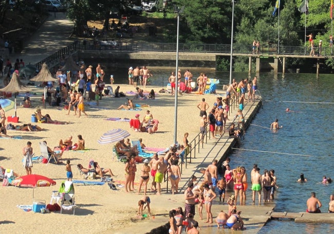 Imagen del lago de Jaraíz de La Vera, con numerosos turistas.