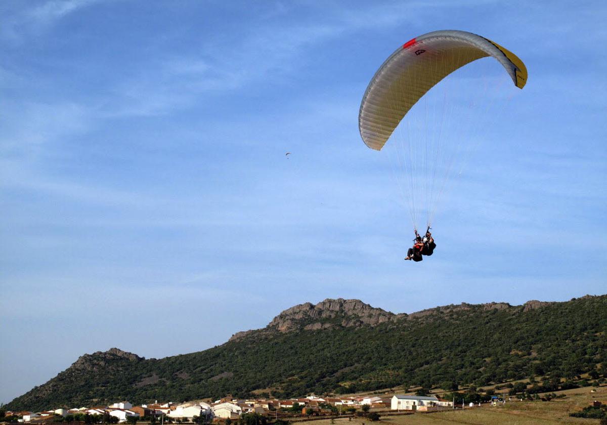 Imagen de archivo de un parapente sobrevolando Zarza-Capilla.