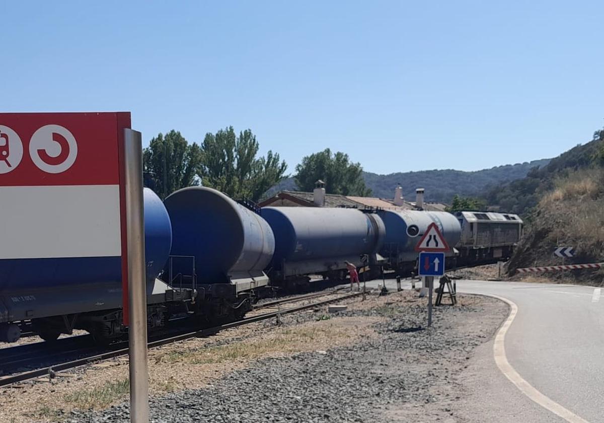 El tren de mercancías descarriló cerca de Cazalla de la Sierra.