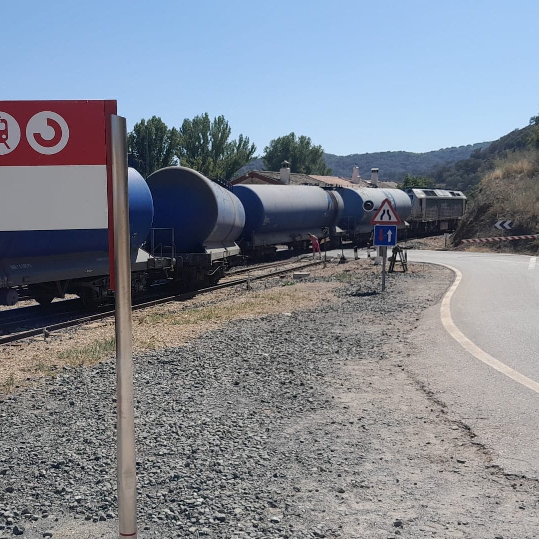 Así quedó el tren de mercancías tras descarrilar cerca de Cazalla de la Sierra