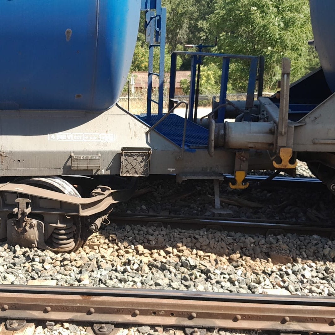 Así quedó el tren de mercancías tras descarrilar cerca de Cazalla de la Sierra