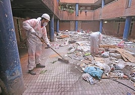 Imagen de archivo de las tareas de limpieza en el interior del bloque C de la calle Ródano.