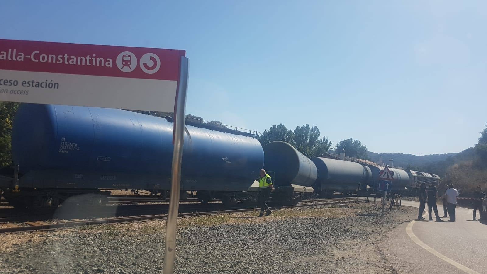 Así quedó el tren de mercancías tras descarrilar cerca de Cazalla de la Sierra