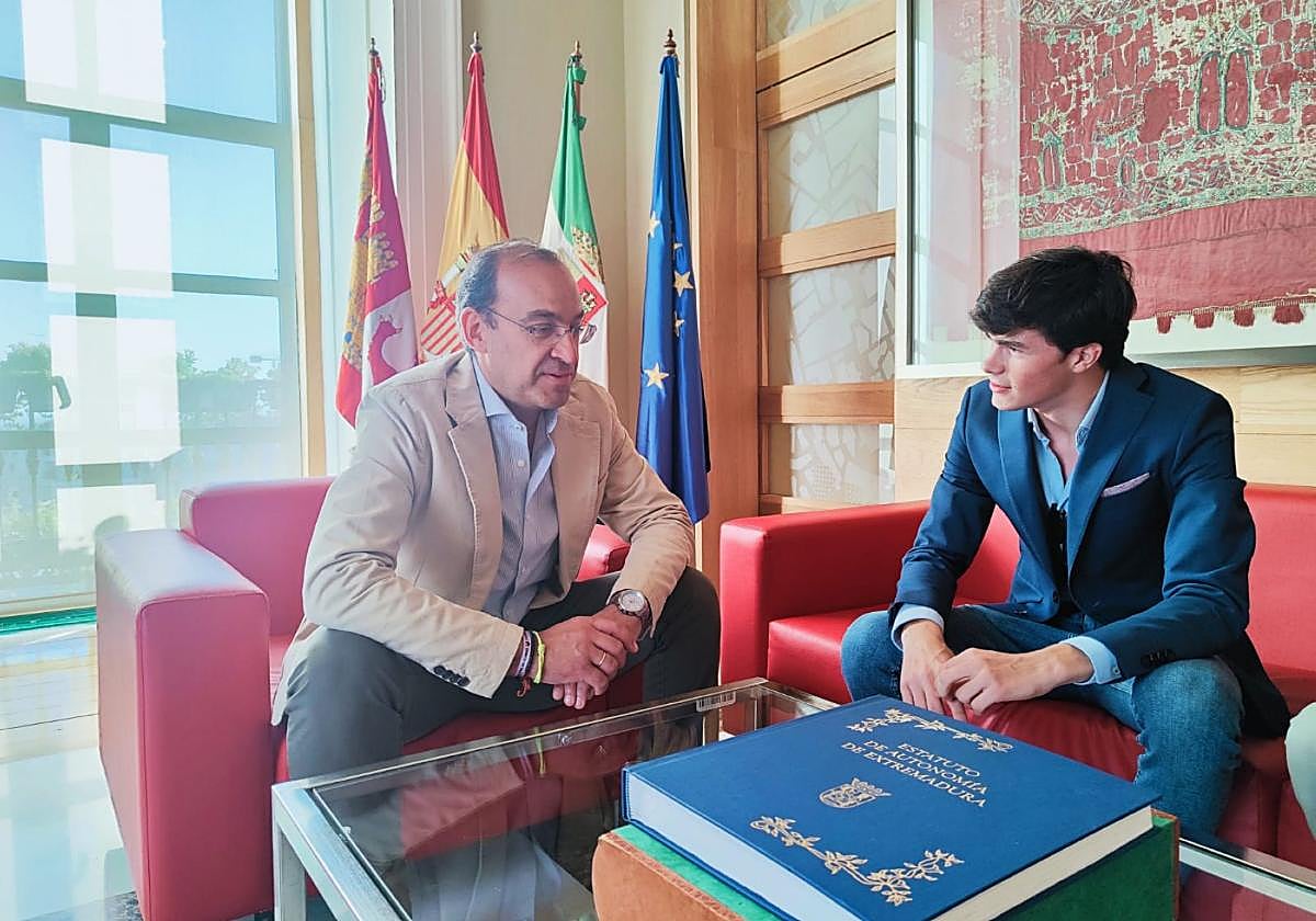 Rafael Mateos y Tristán Barroso, ayer en la alcaldía.