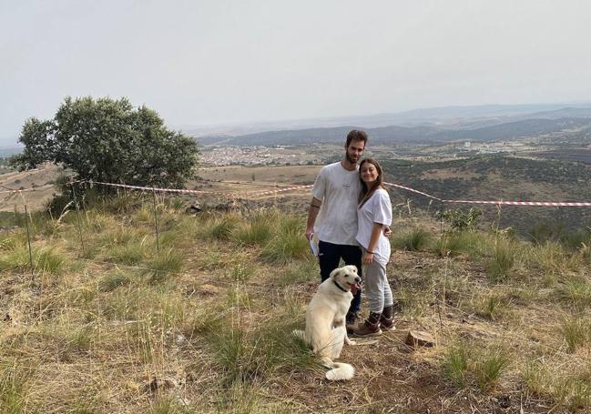 Pablo Ferreira y Miriam Cañas, en el terreno donde estará el hotel.