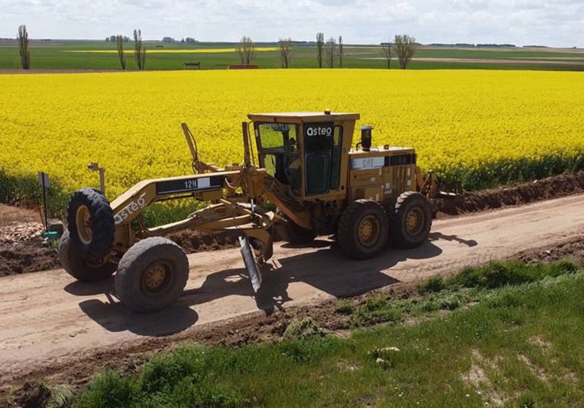 Trabajos del despliegue de la fibra en entornos rurales extremeños.